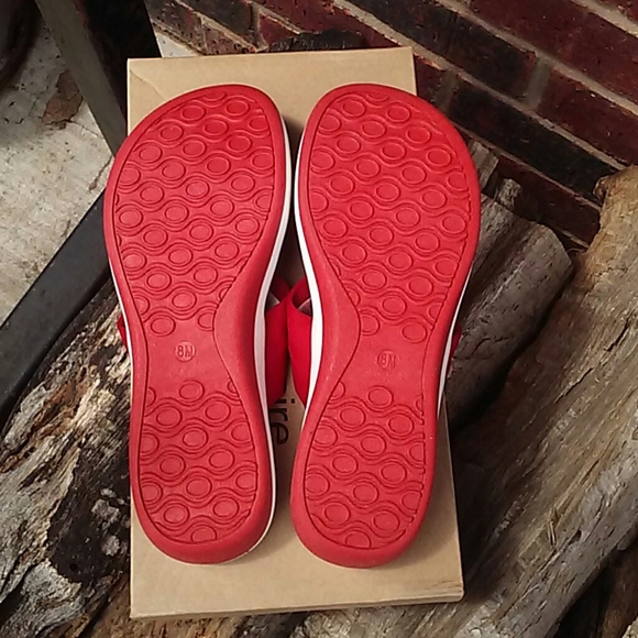 NIB Red Flip Flops - Picture 4 of 5